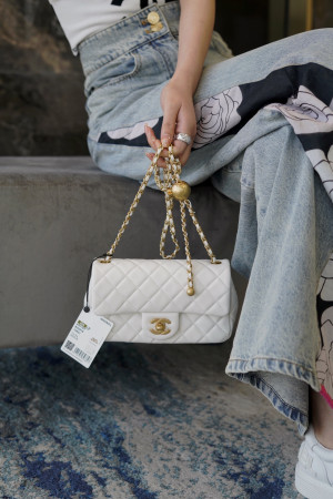 Ch*el card holder