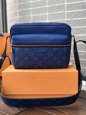 LV OUTDOOR MESSENGER M30242
