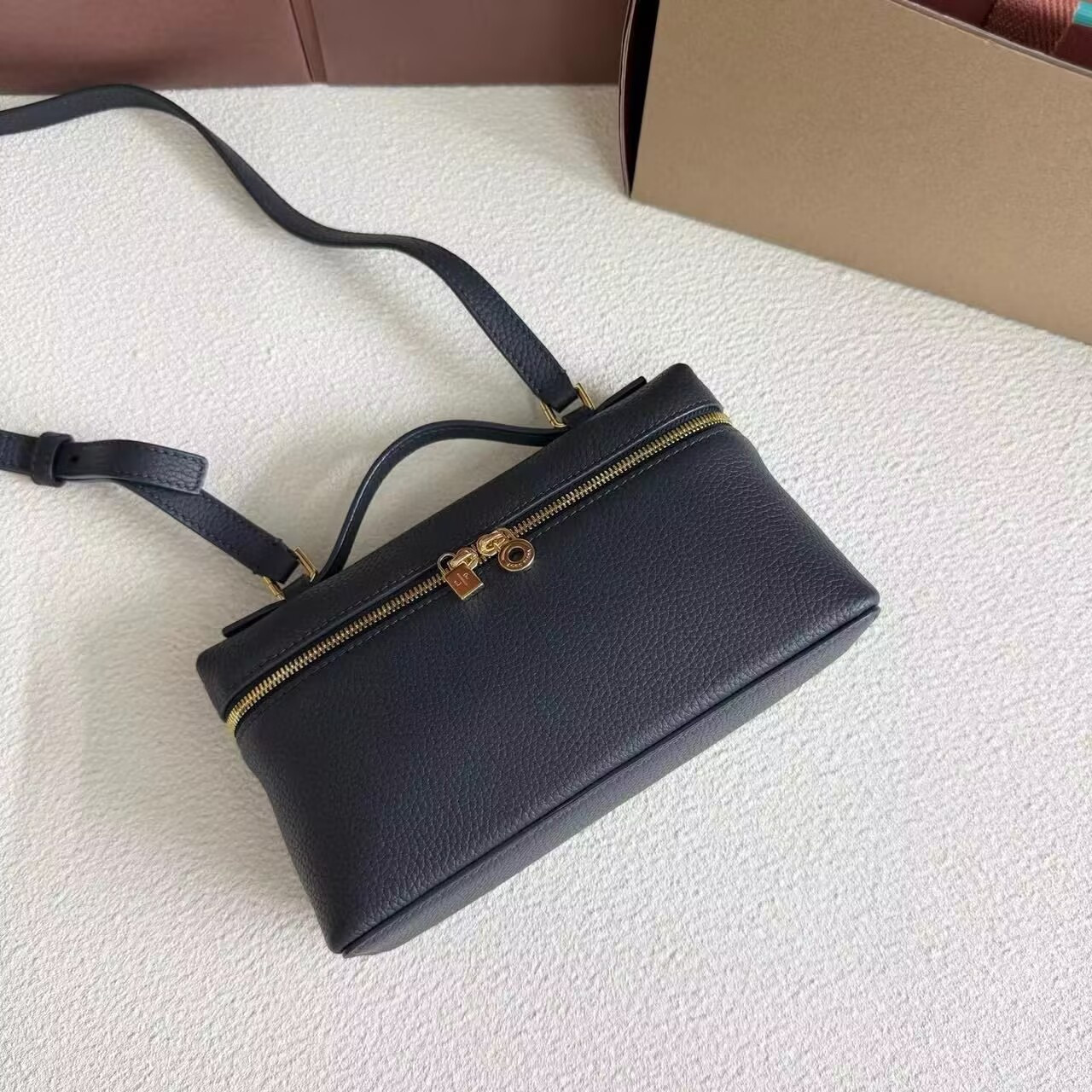 L**o p*ana extra pocket l19 grained calfskin 11 x 19 x 6.5 cm