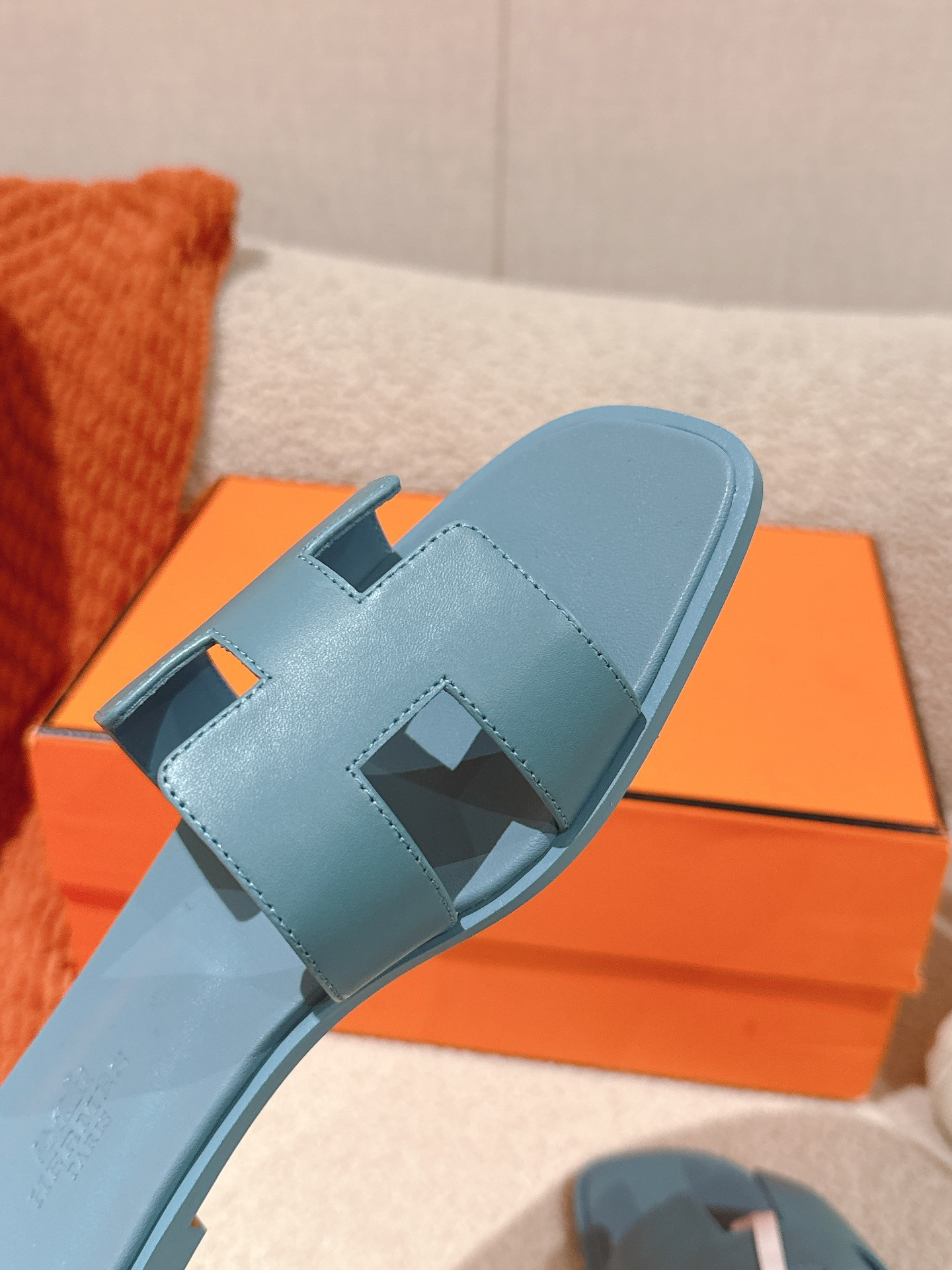 ua H**me5 oran sandal