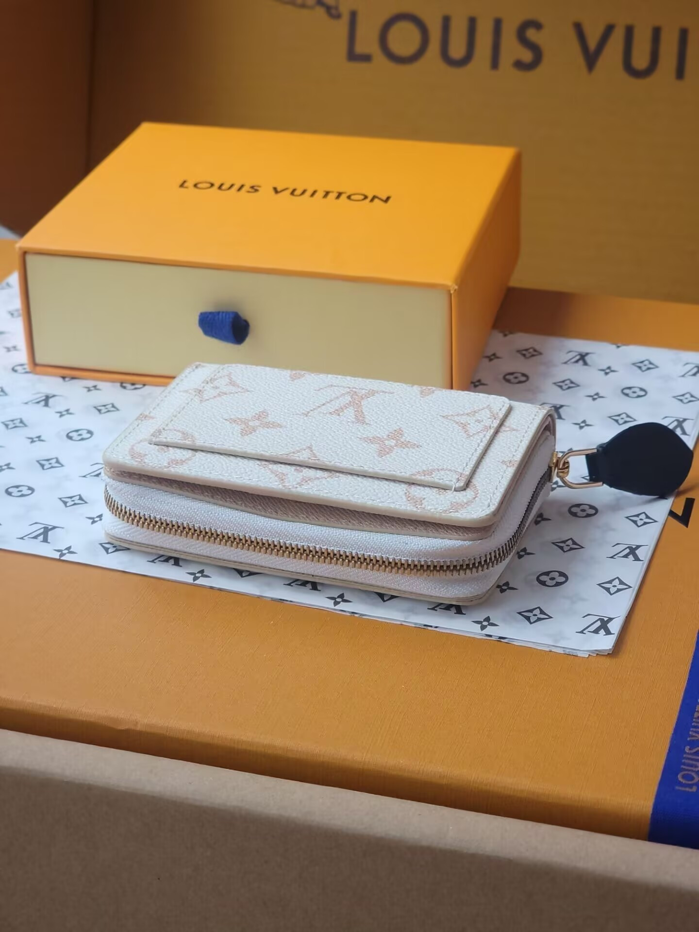 LV Cléa Wallet M22399 8.5x3.5x11cm