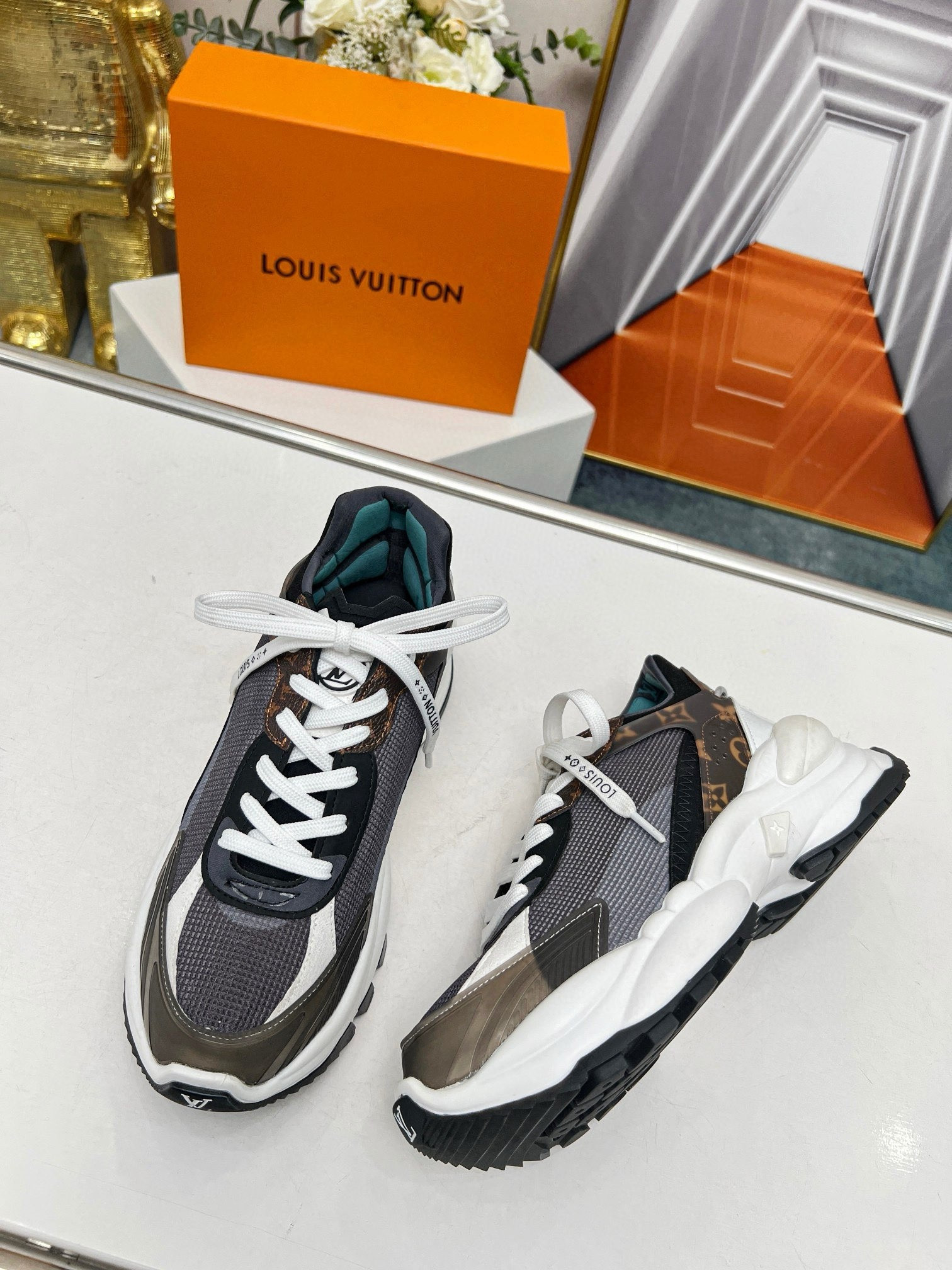 UA LV  Run 55 Sneaker
