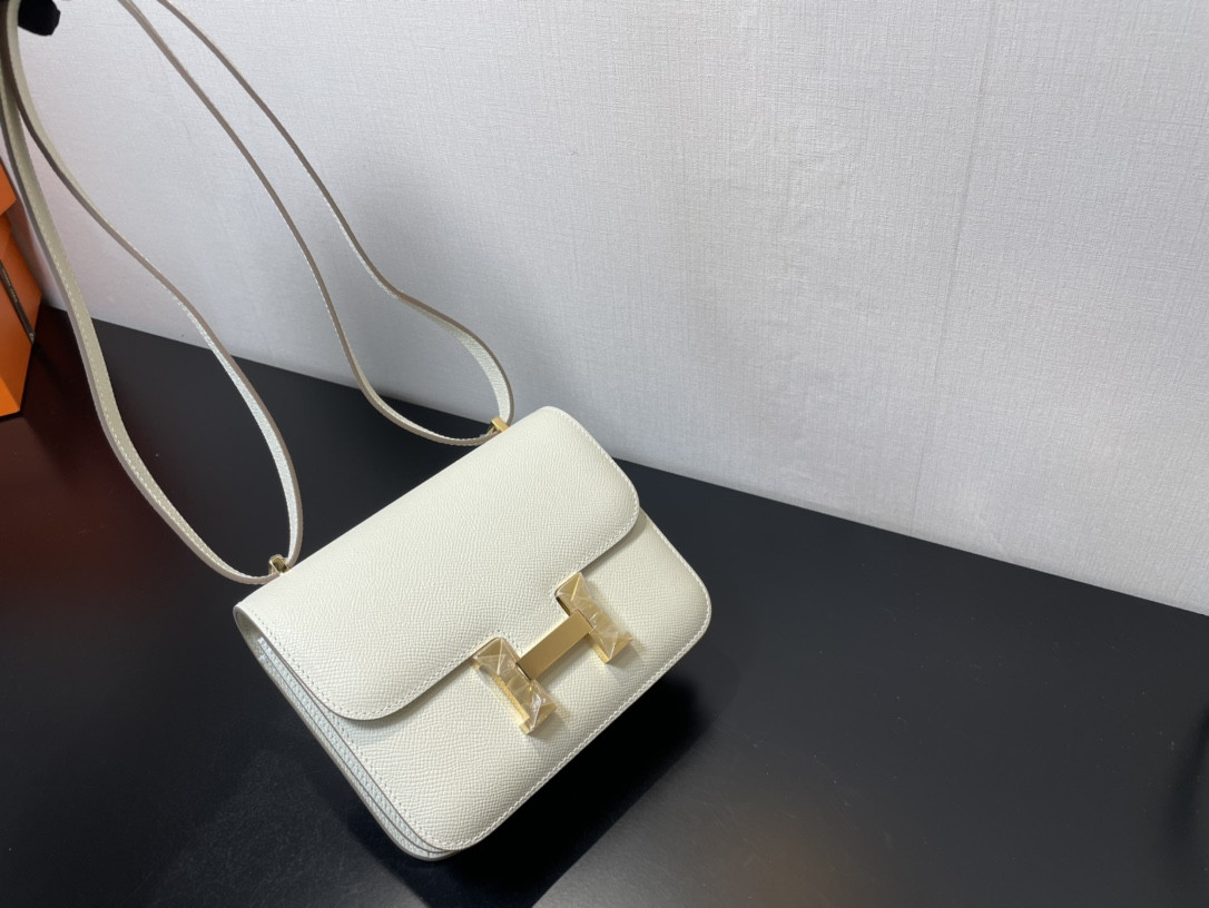 H**mes constance 24 white epsom leather gold hardware 9.4"x5.9"x3"