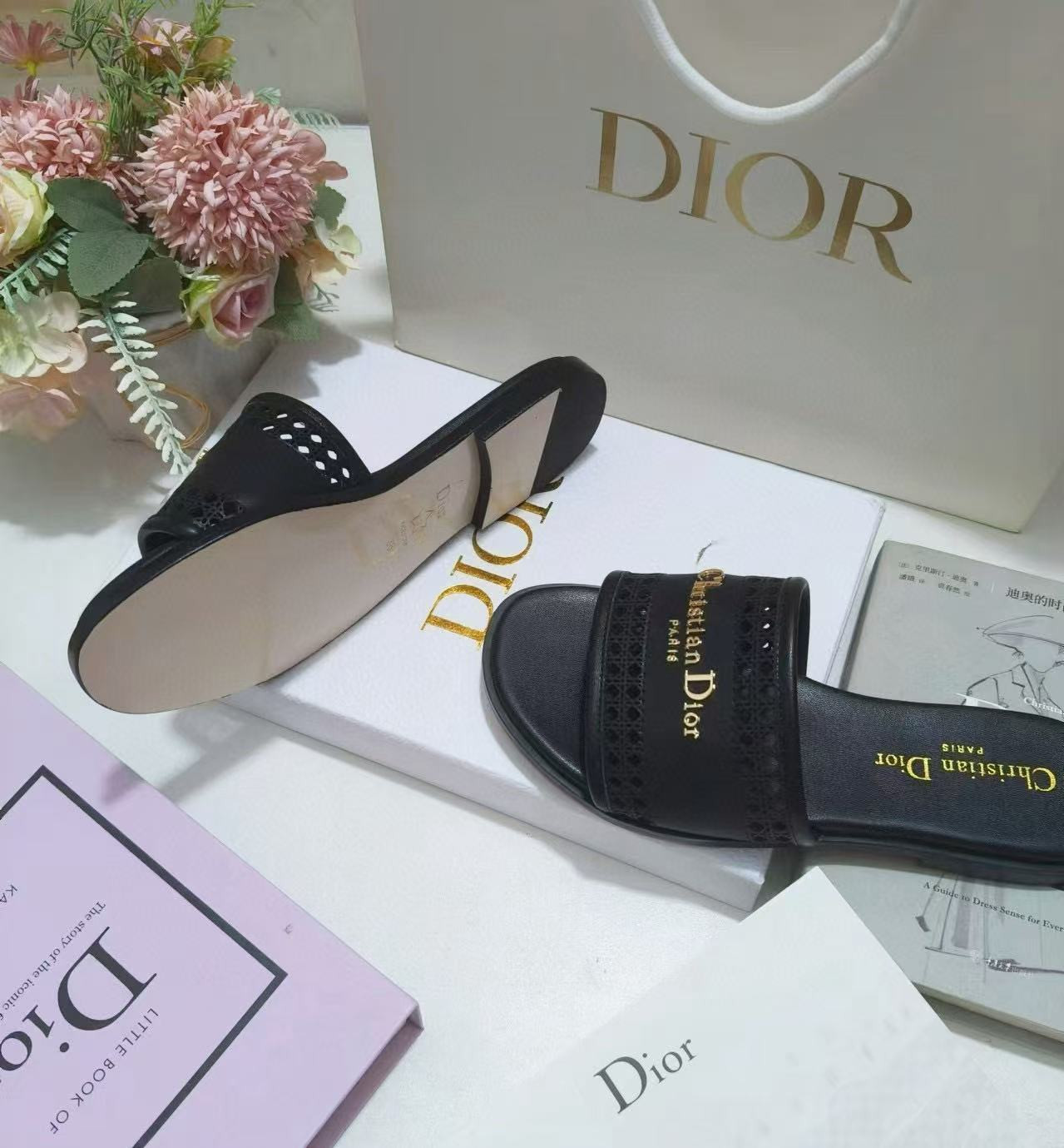 ua D*or d-lane slide black calfskin with openwork microcannage motif