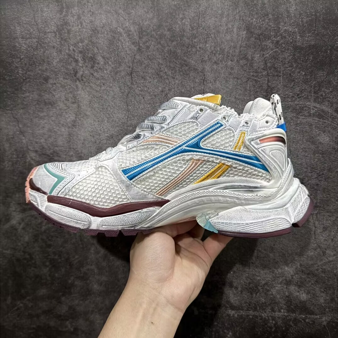ua Ba*len*cia*ga runner sneaker