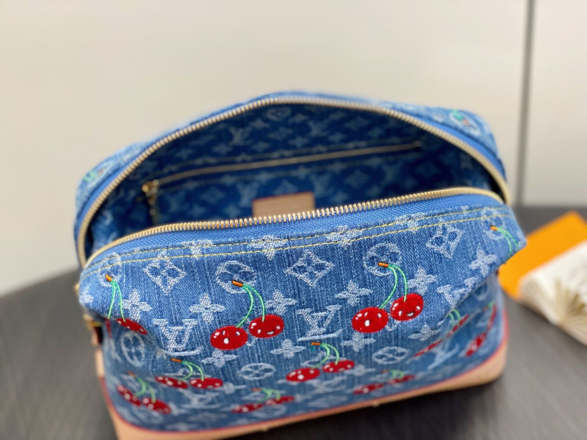 LV x TM Cosmetic Pouch GM M13893 27x18x9cm