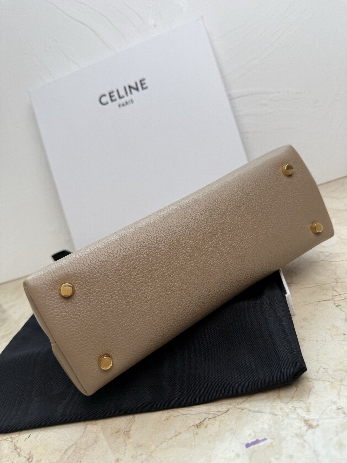 ce**e medium nino bag in S*pple graind calfskin 25x17.5x10cm