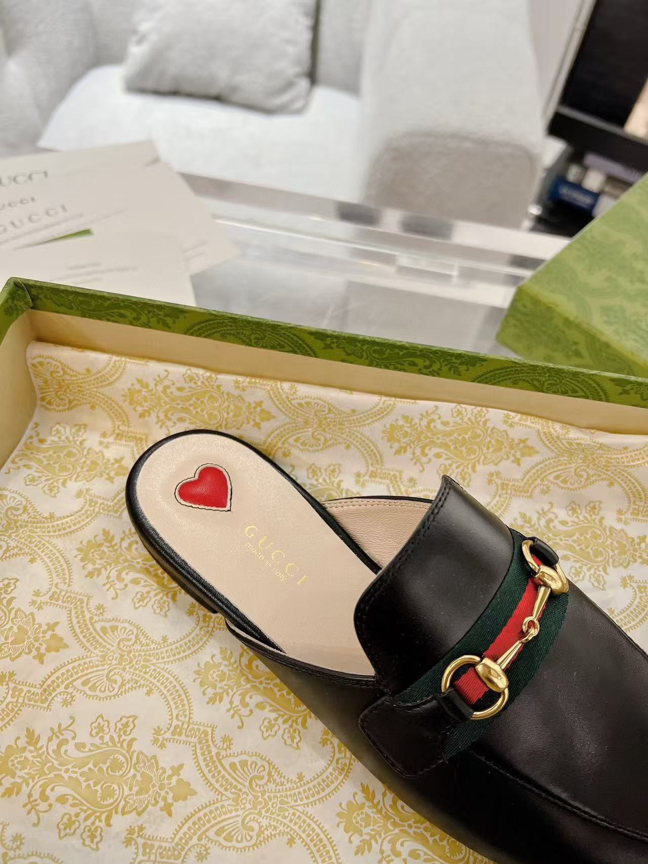 ua G*u*i princetown slipper