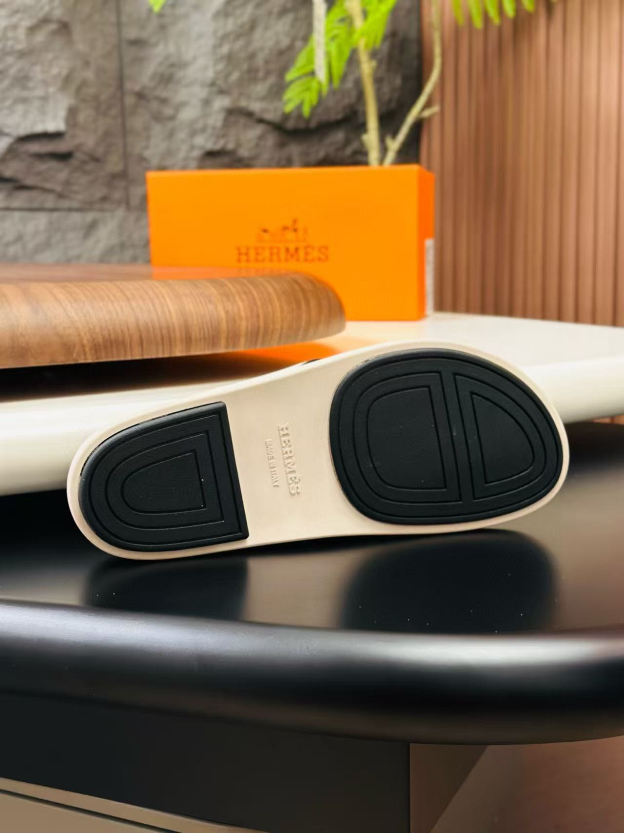 ua H**me5 sandals