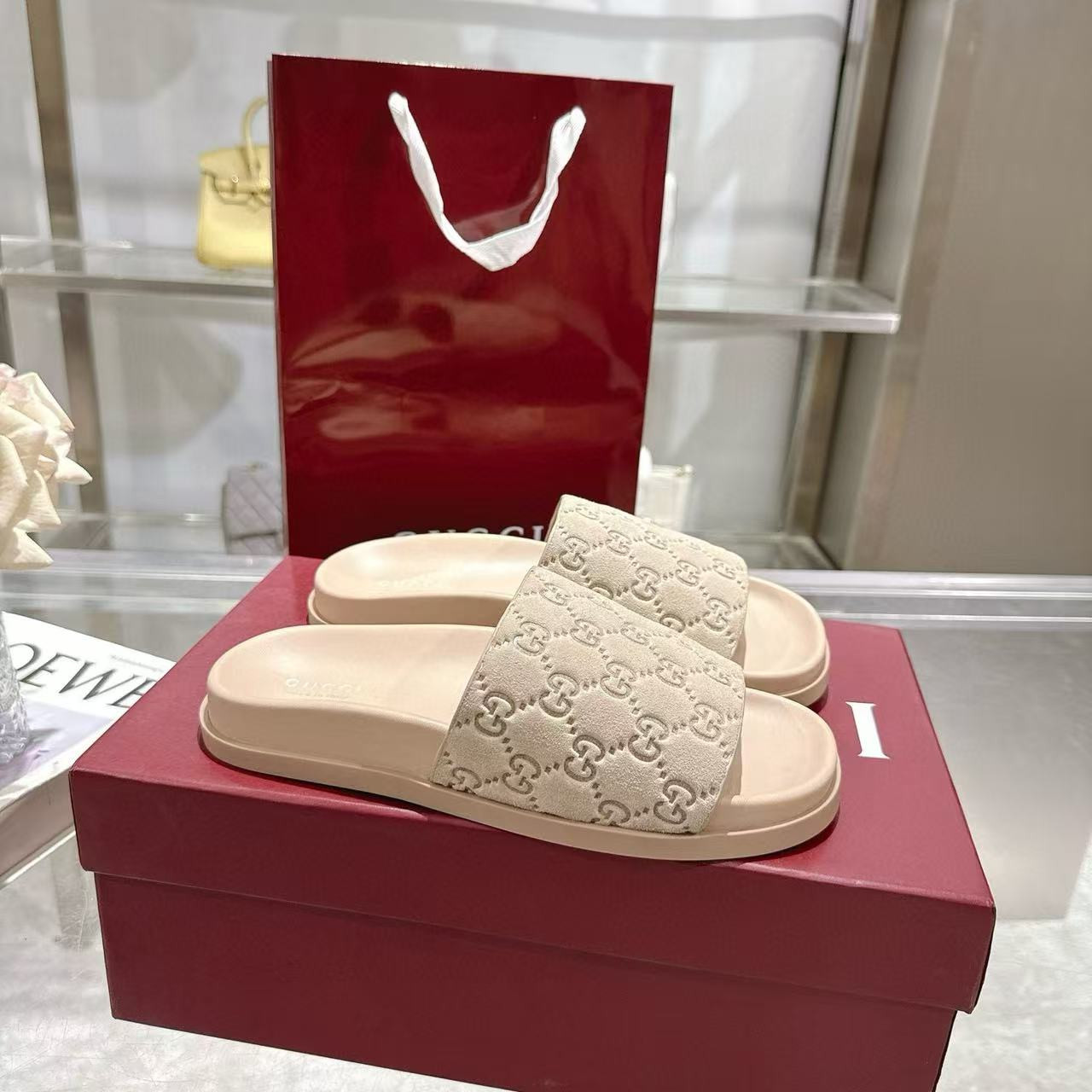 ua G*u*i sandals