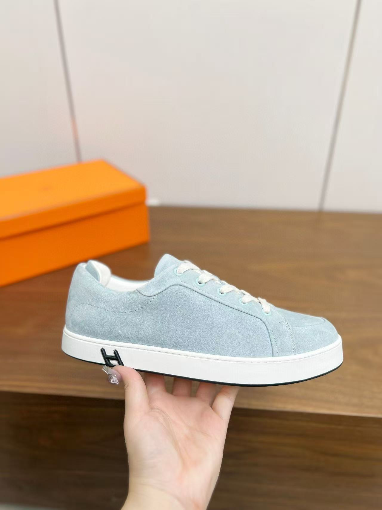 ua H**mes sneaker