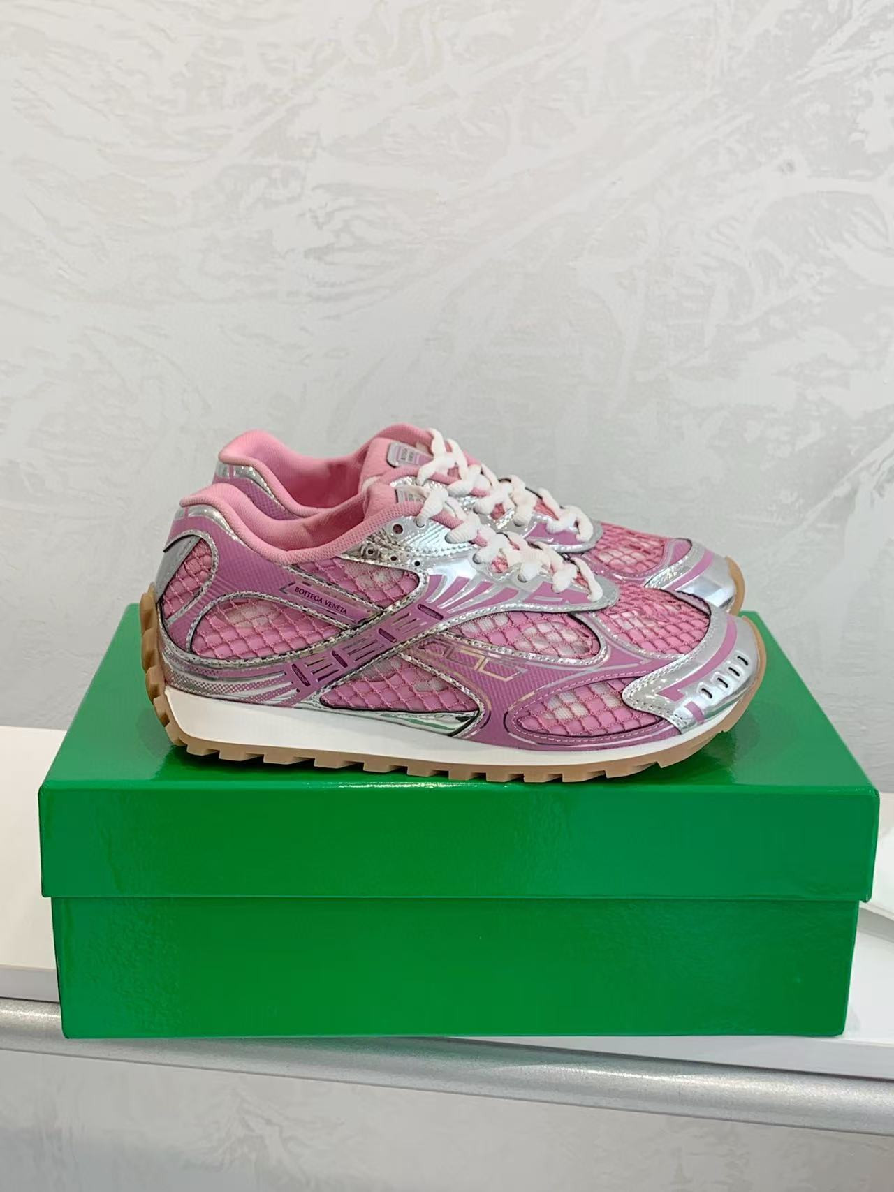 ua bo*te*ga Ve*ne*ta orbit sneaker