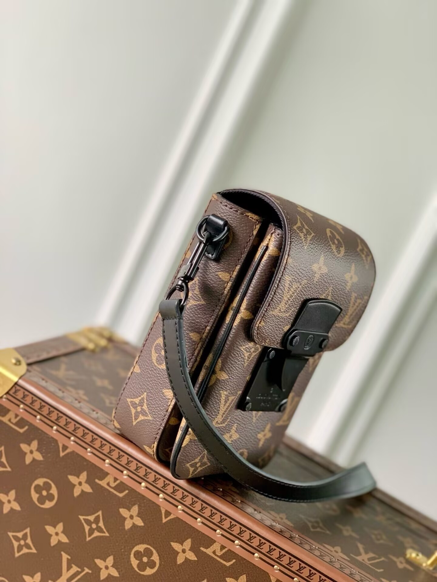 LV S-Lock Vertical wearable wallet M81522 12x20x7cm