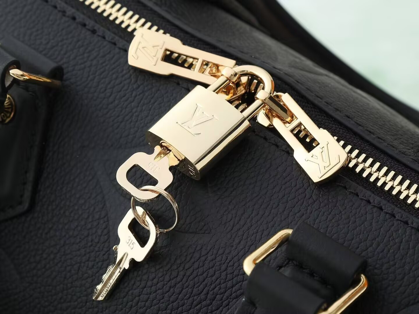 LV Speedy Bandoulière 25 M58951 25x19x15cm