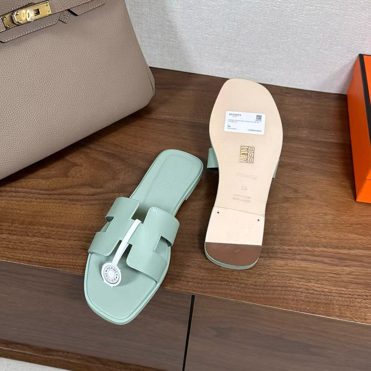 ua H**me5 oran sandal