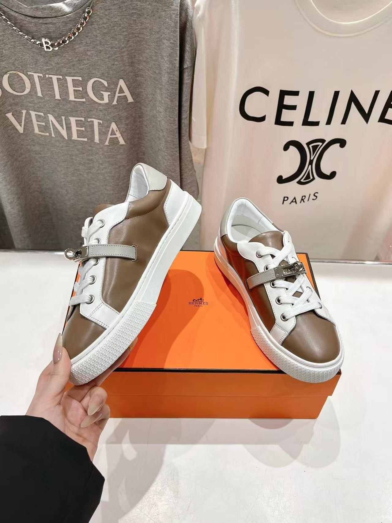ua H**mes day  sneaker