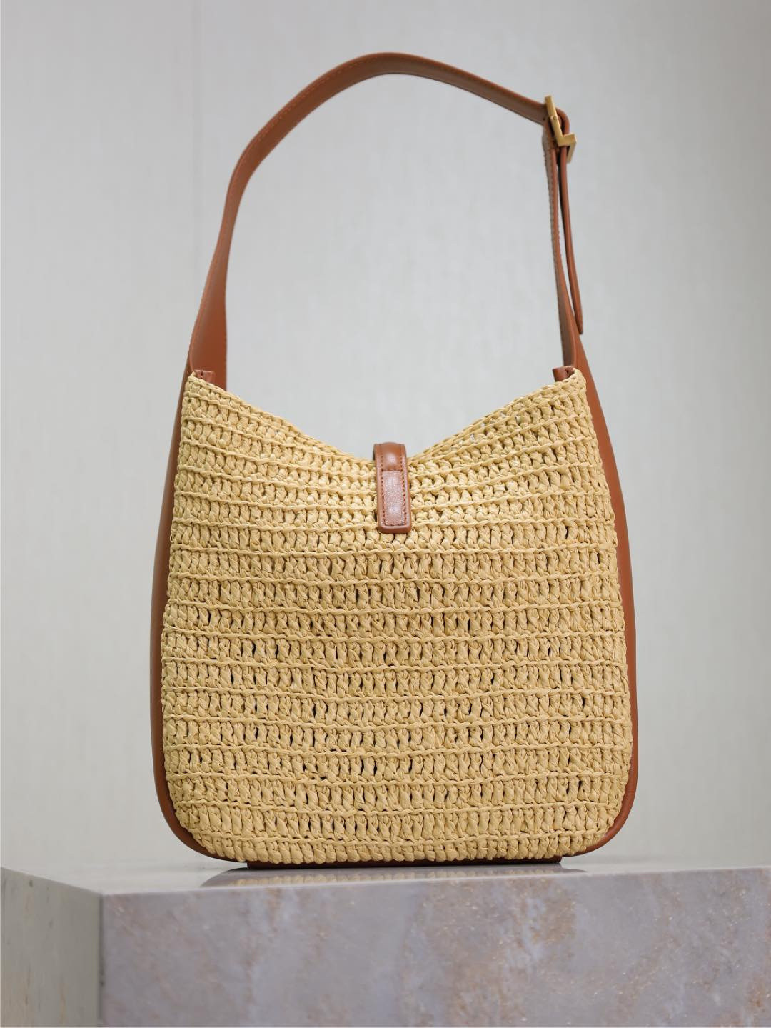 y*l le 5 À 7 S*pple small in raffia and leather 22 x  22 x 7-9 cm