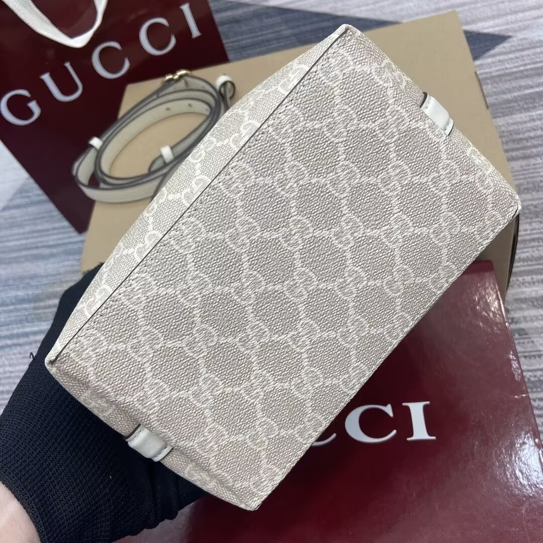 G*u*i mini emblem 19x18x11cm
