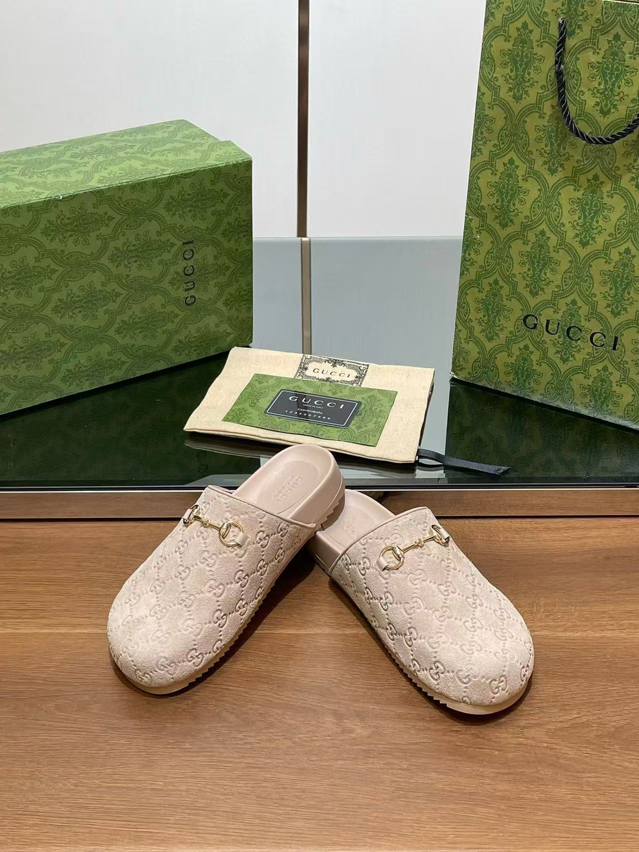 ua G*u*i slipper