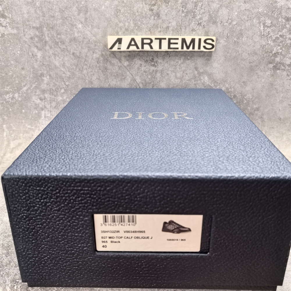 ua D*or sneaker