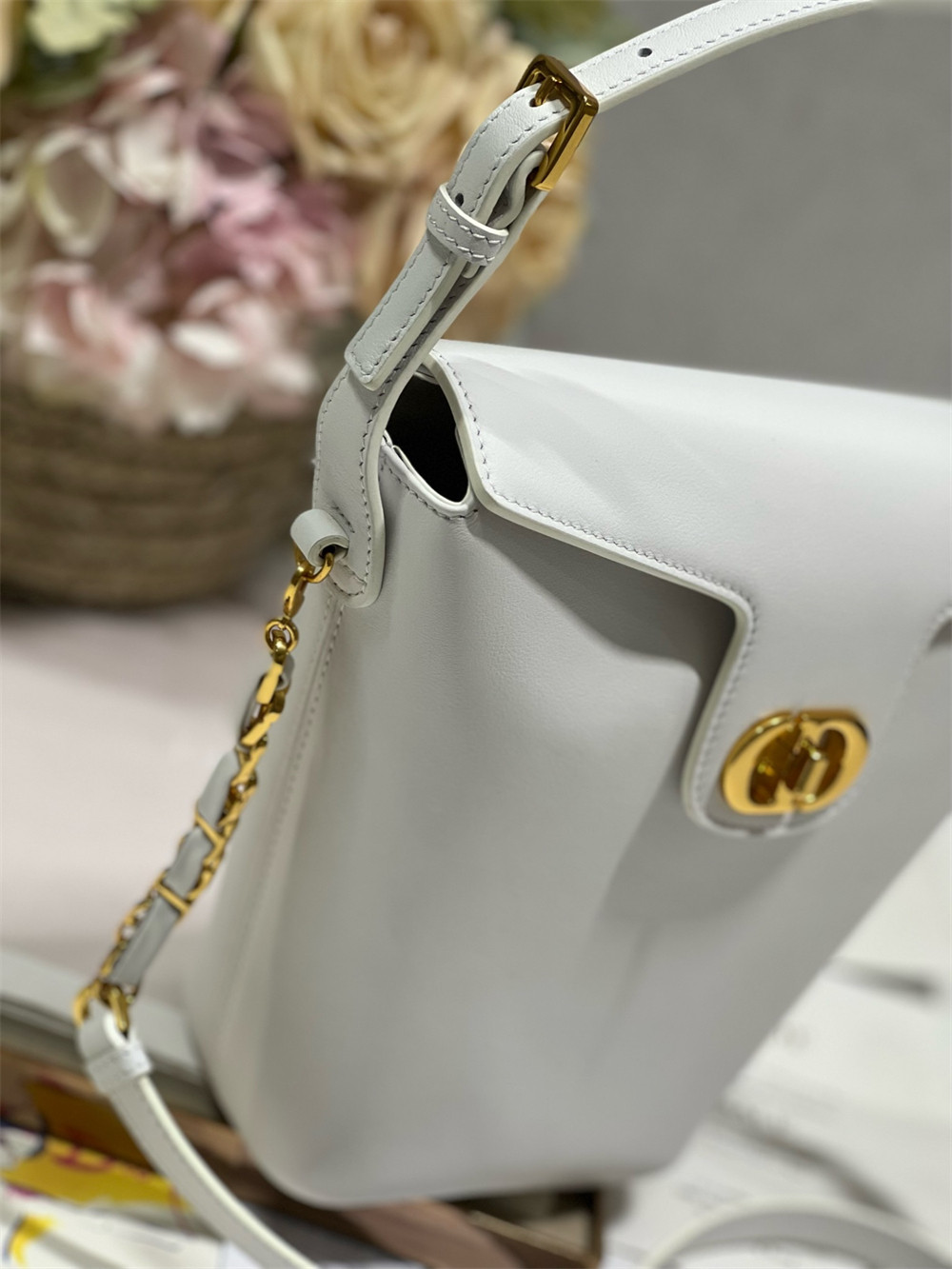 D*or 30 montaigne large chain bucket bag white