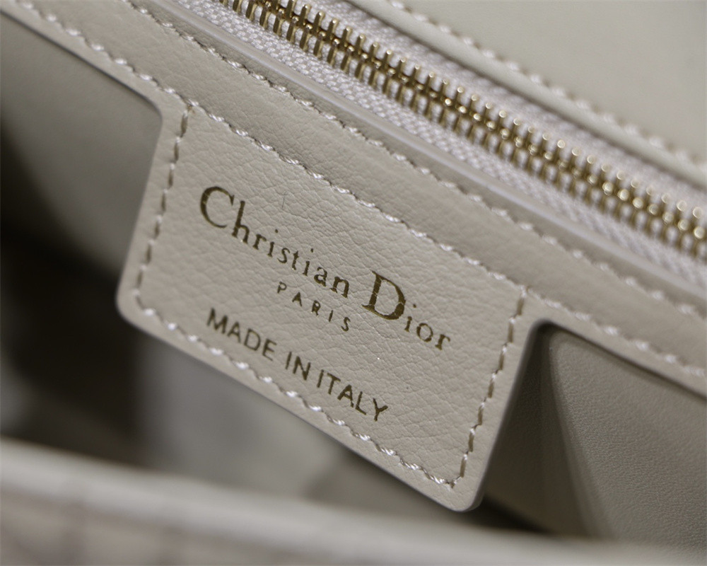small d*or caro bag beige S*pple cannage calfskin 20 x 12 x 7 cm