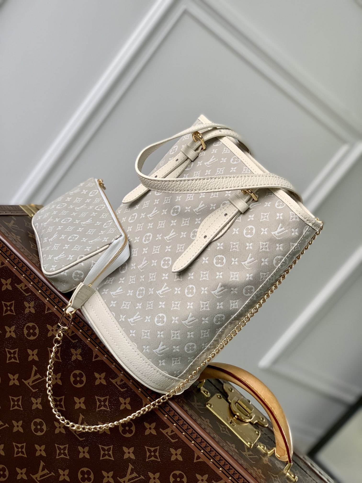 LV PETIT BUCKET white