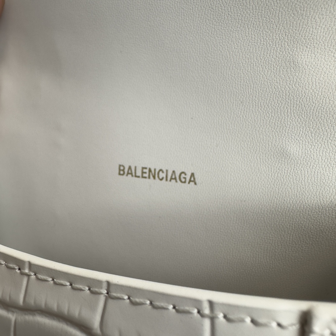 Ba*len*cia*ga women