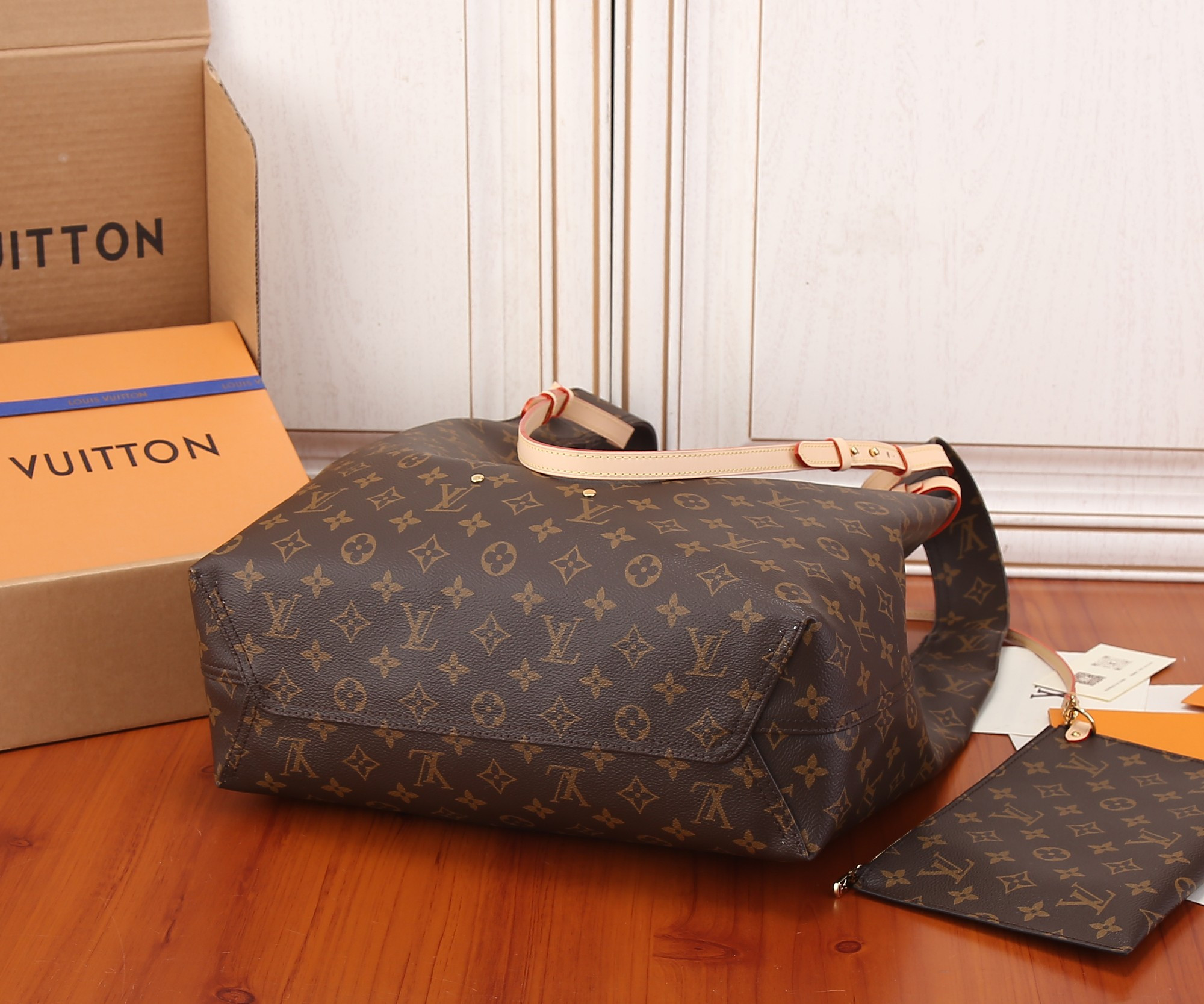 LV Atlantis GM M46817 13.4 x 13.4 x 5.3 inches
