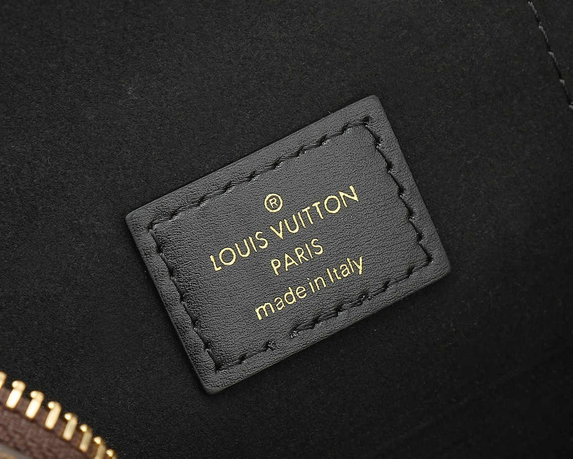LV M47125 Vanity Chain Pouch 19 x 11.5 x 6.5 cm