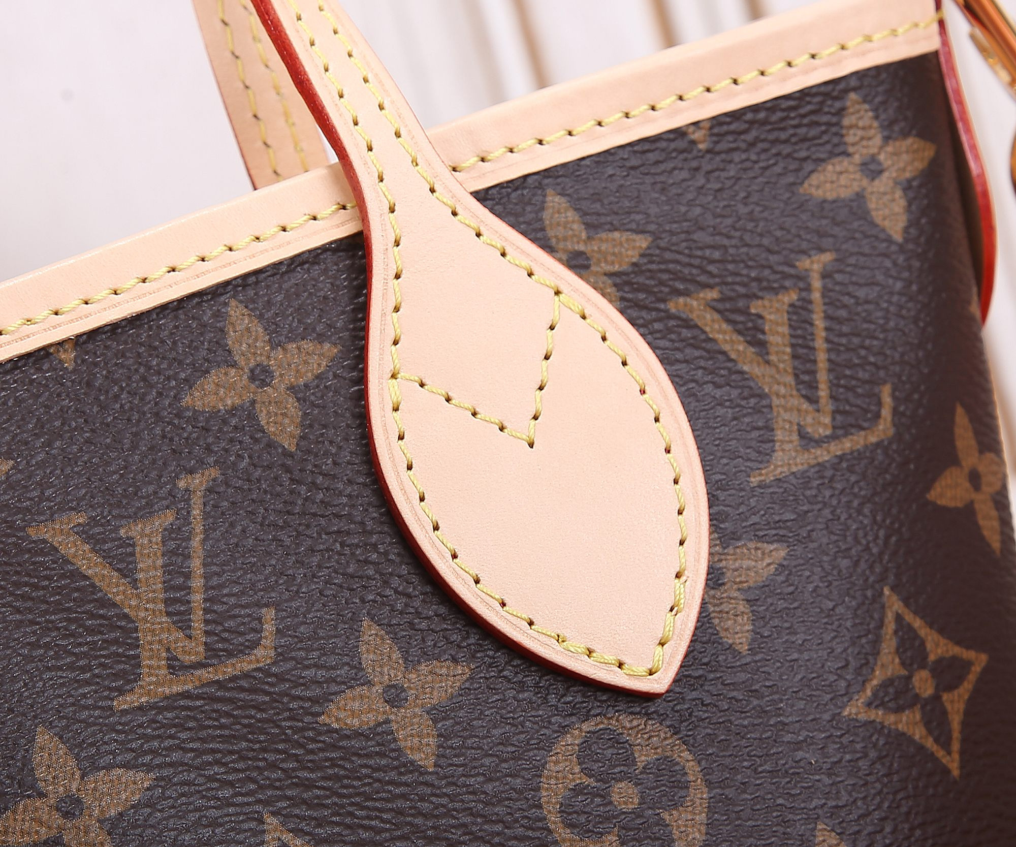 LV M46786 Neverfull BB 24 x 14 x 9 cm