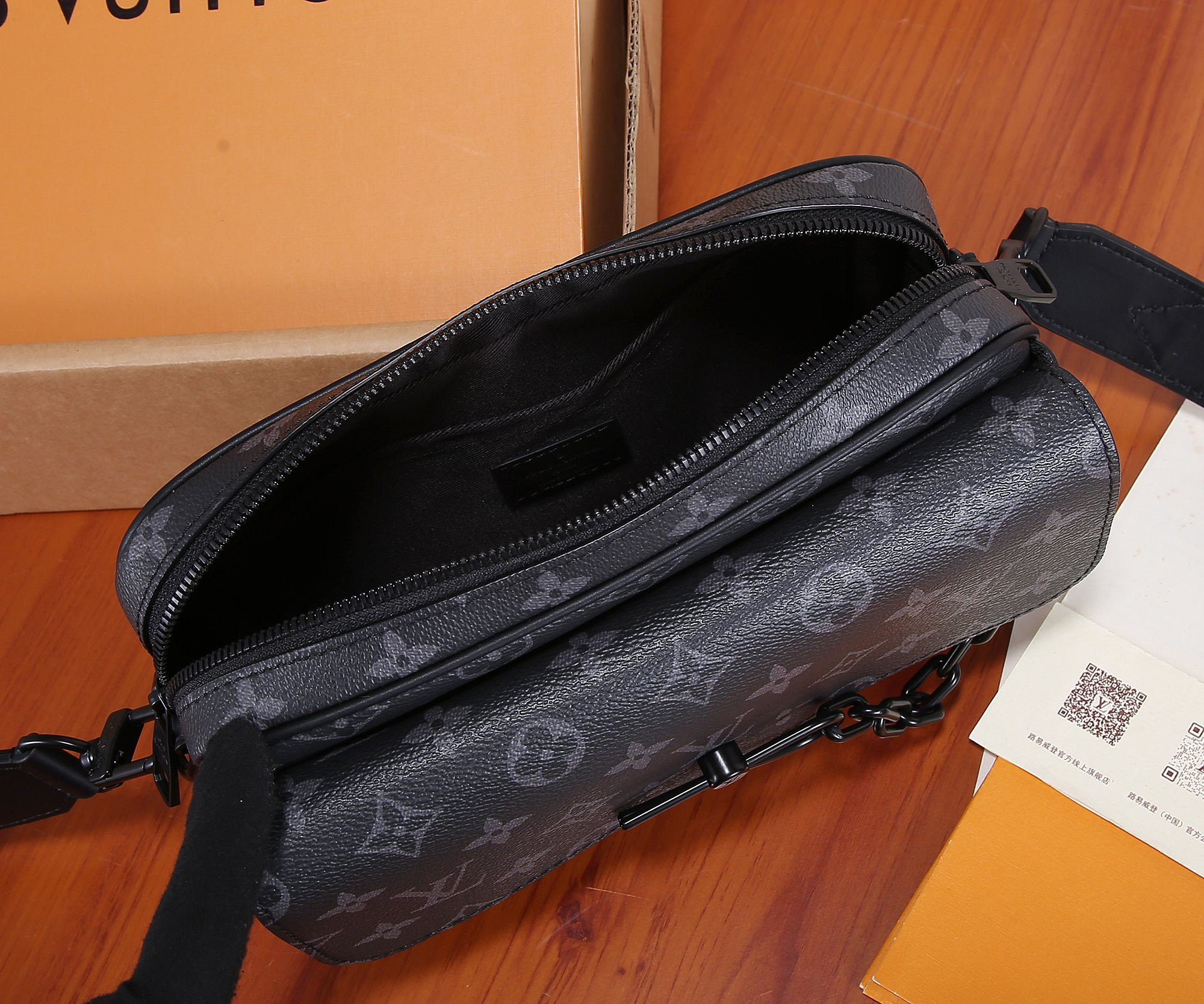LV M4679 Steamer Messenger 24 x 17 x 5 CM