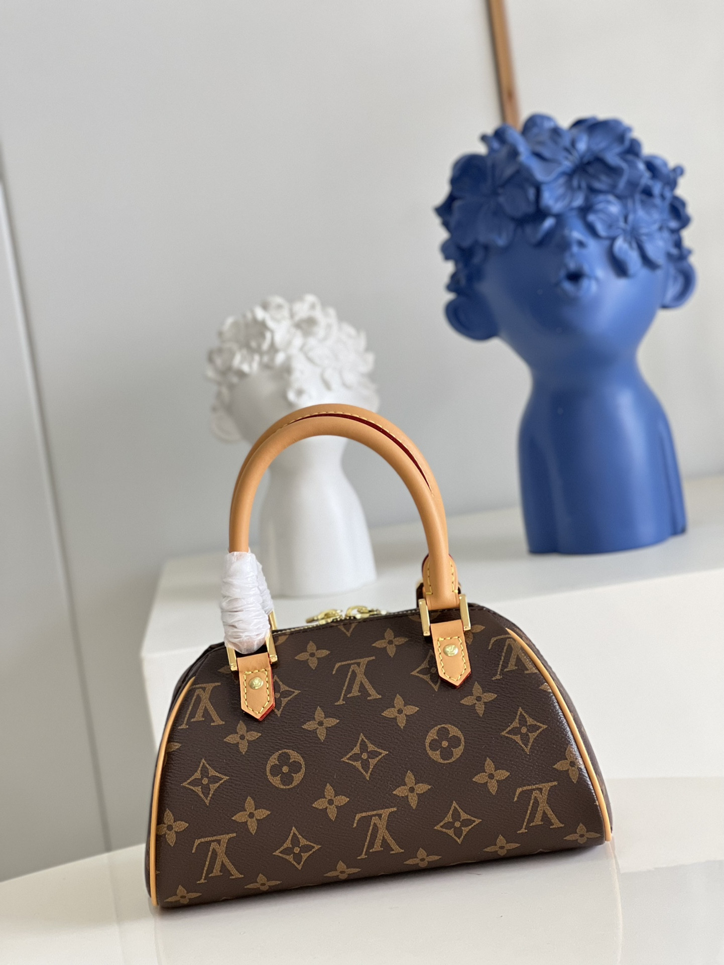 LV M50202 23 × 13 × 14 CM
