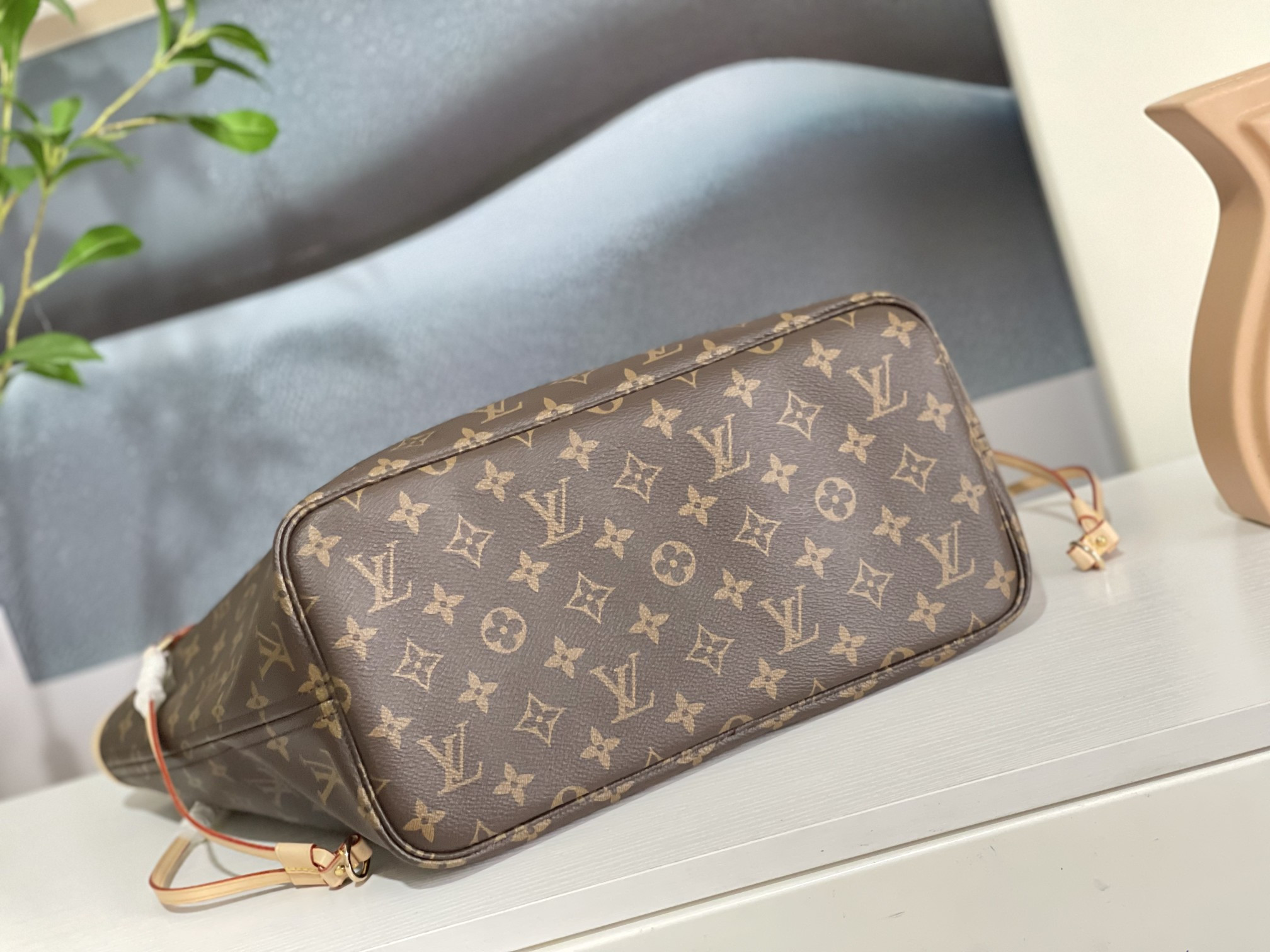 l0*is V*t0n m41178  neverfull mm 12.6 x 11.4 x 6.7 inches without box