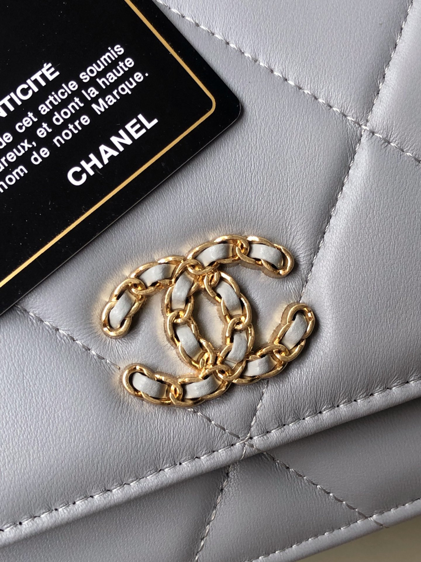 Ch*el classic wallet on chain 4.8 × 7.5 × 1.4 in