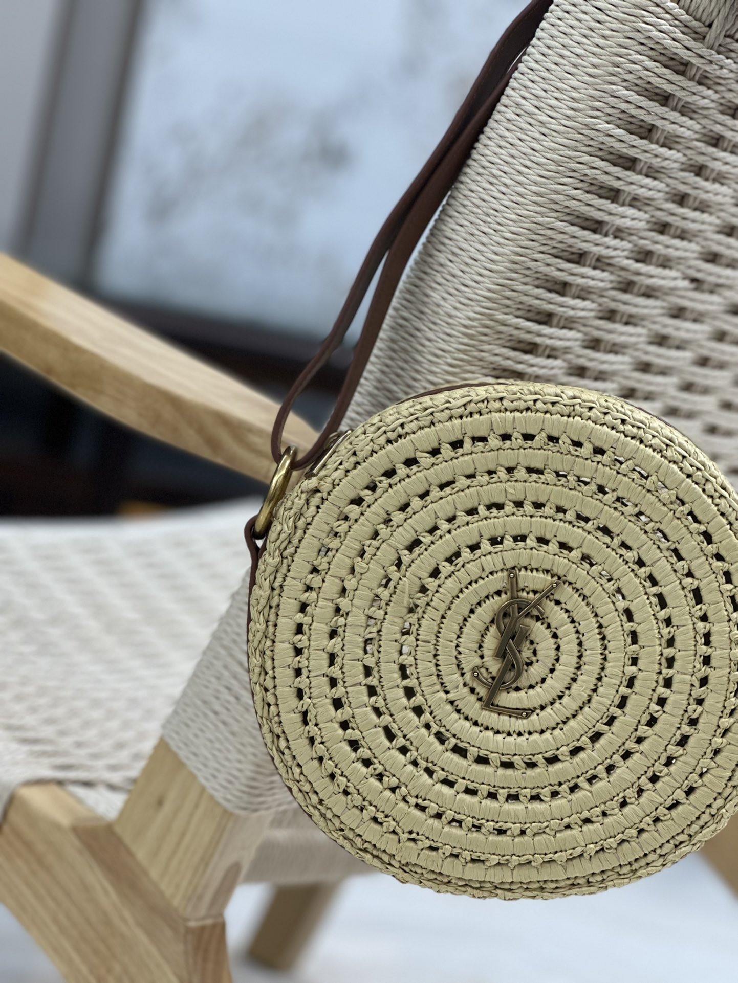 Y*L round bag in raffia and vegetable-tanned leather color natural