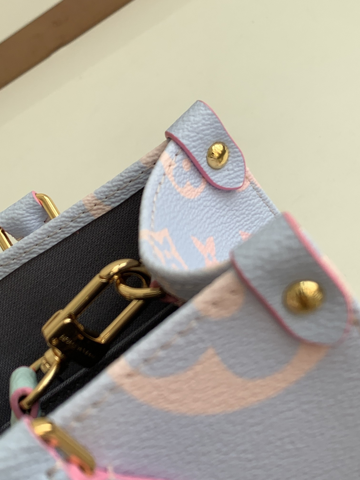 LV onthego pm m59856 25 x 19 x 11.5CM