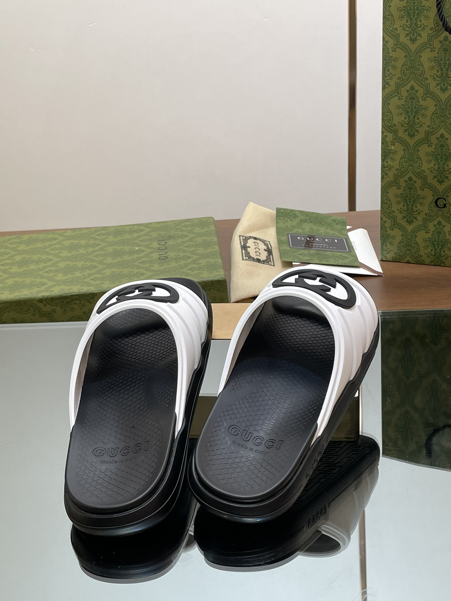 ua G*u*i interlocking g slide sandal
