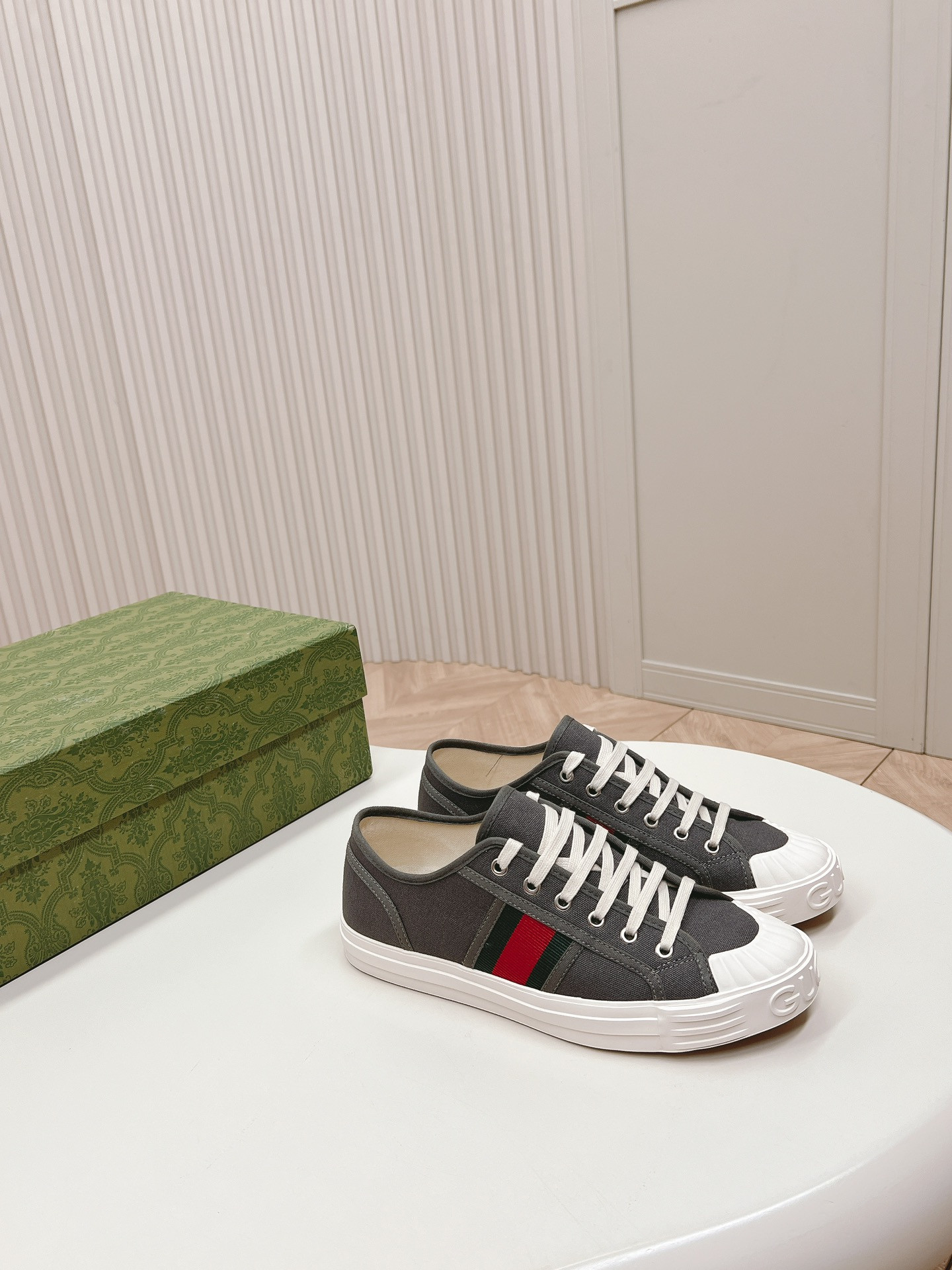 ua G*u*i sneaker with web