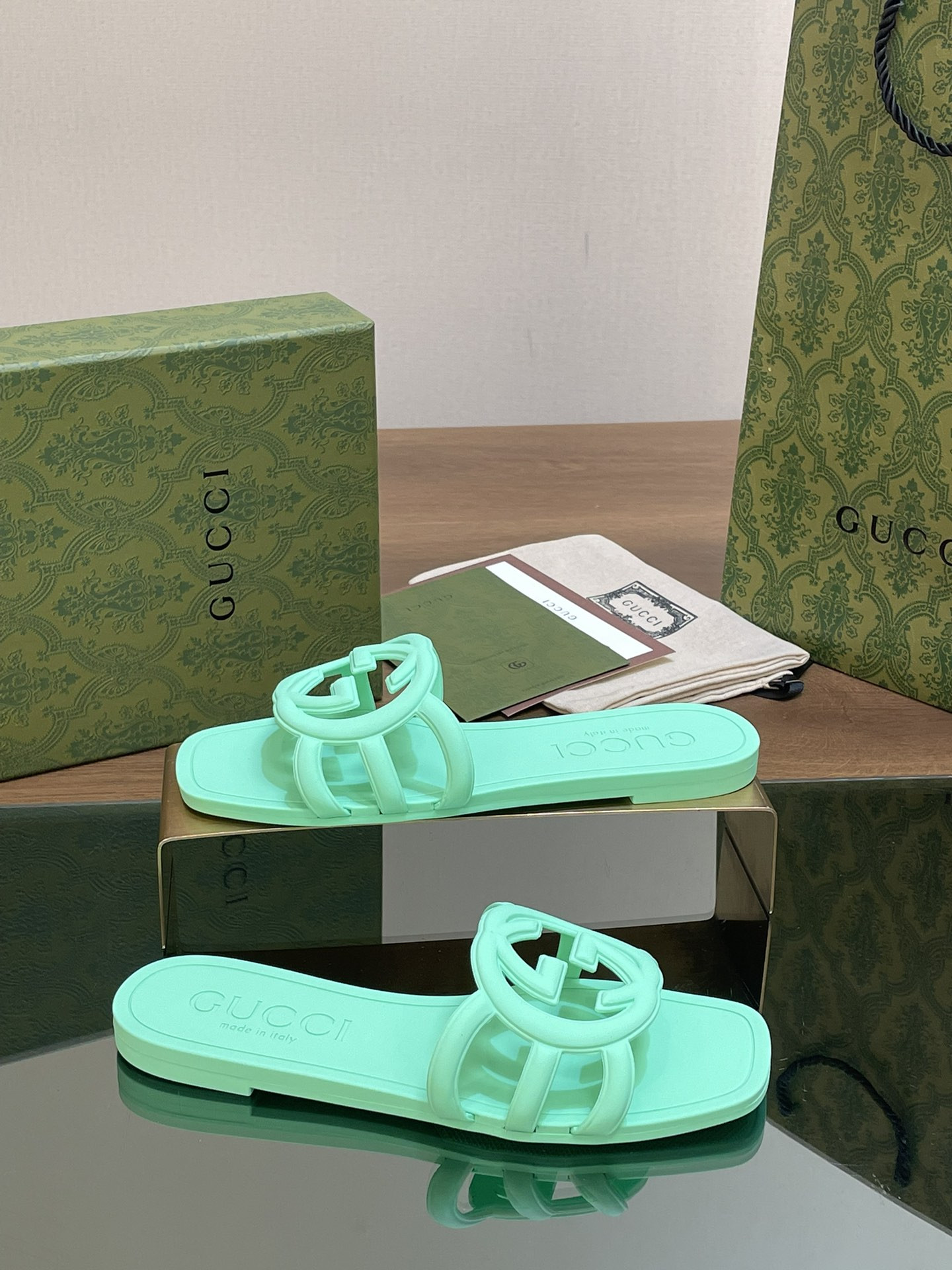 ua G*u*i interlocking g slide sandal pale green