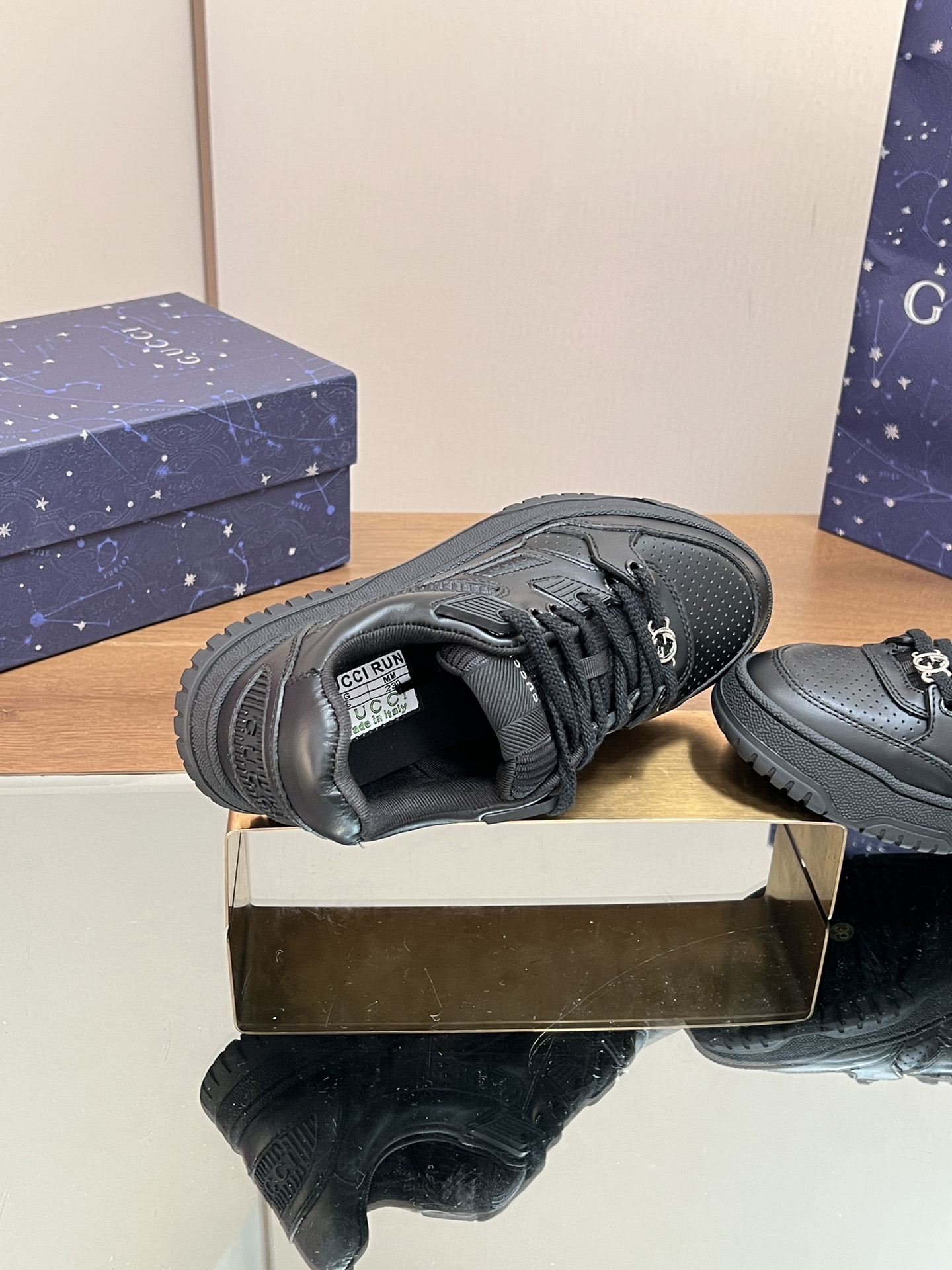 ua G*u*i low-top sneaker