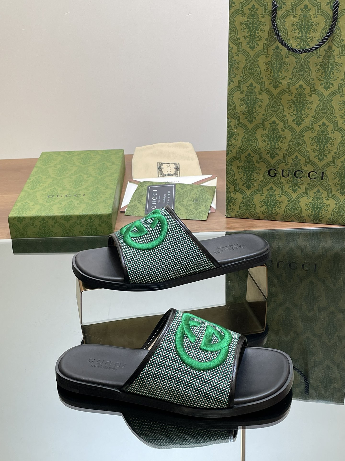 ua G*u*i interlocking g slide sandal