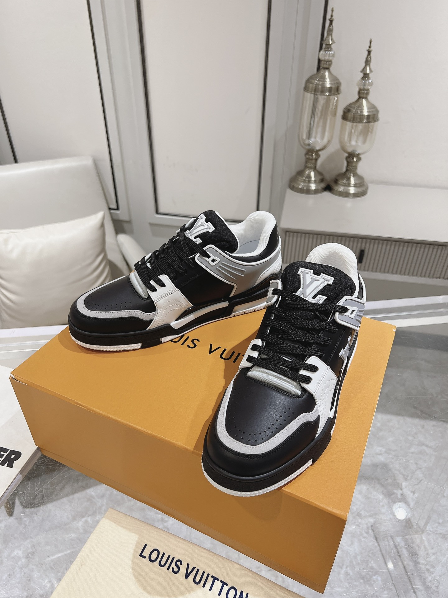 UA LV Trainer Sneaker
