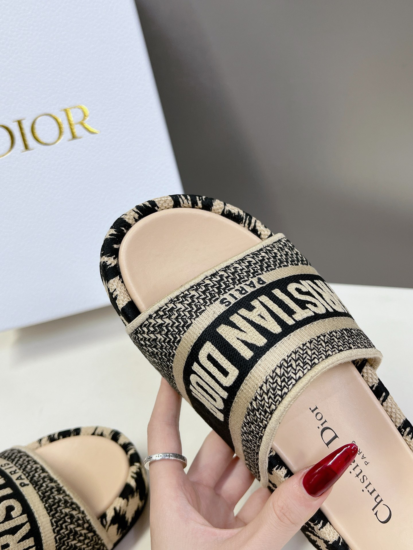 ua D*or platform sandals