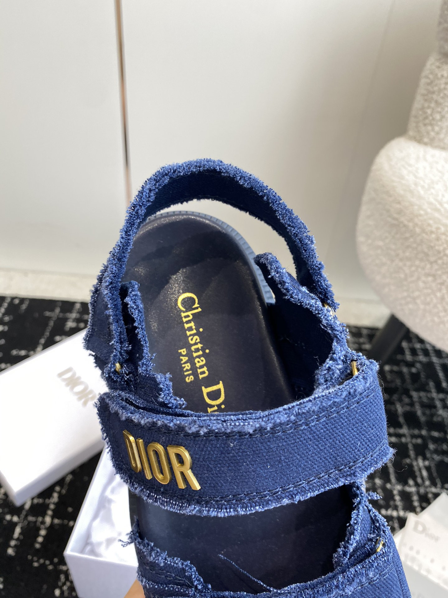 ua D*oract sandal