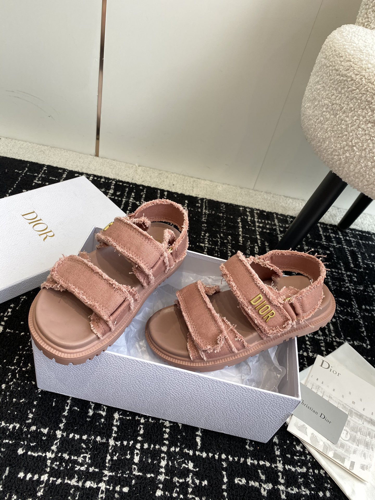 ua D*oract sandal