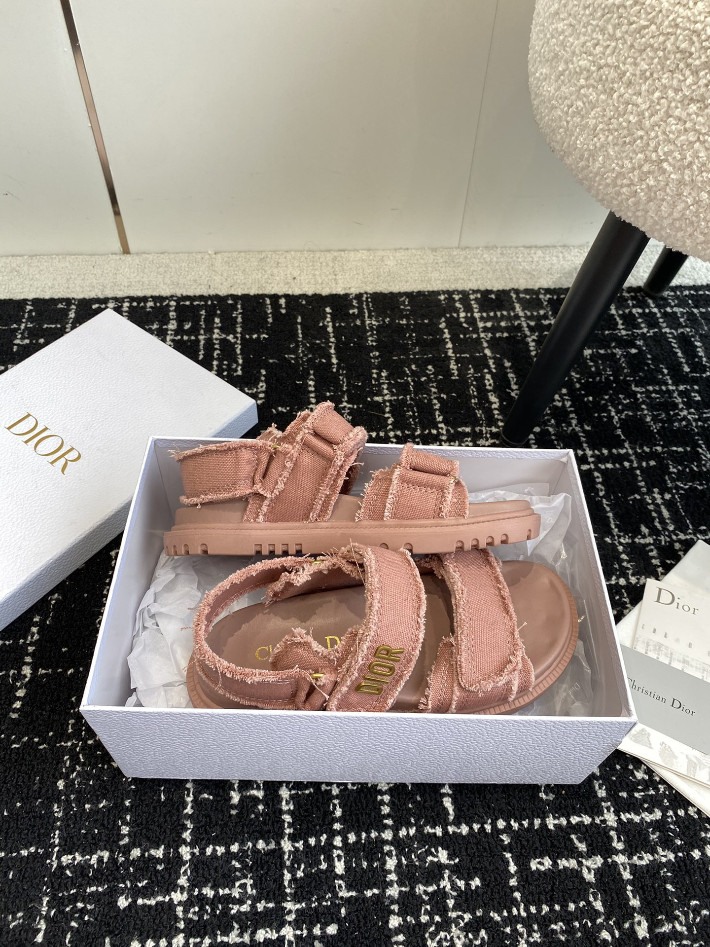 ua D*oract sandal