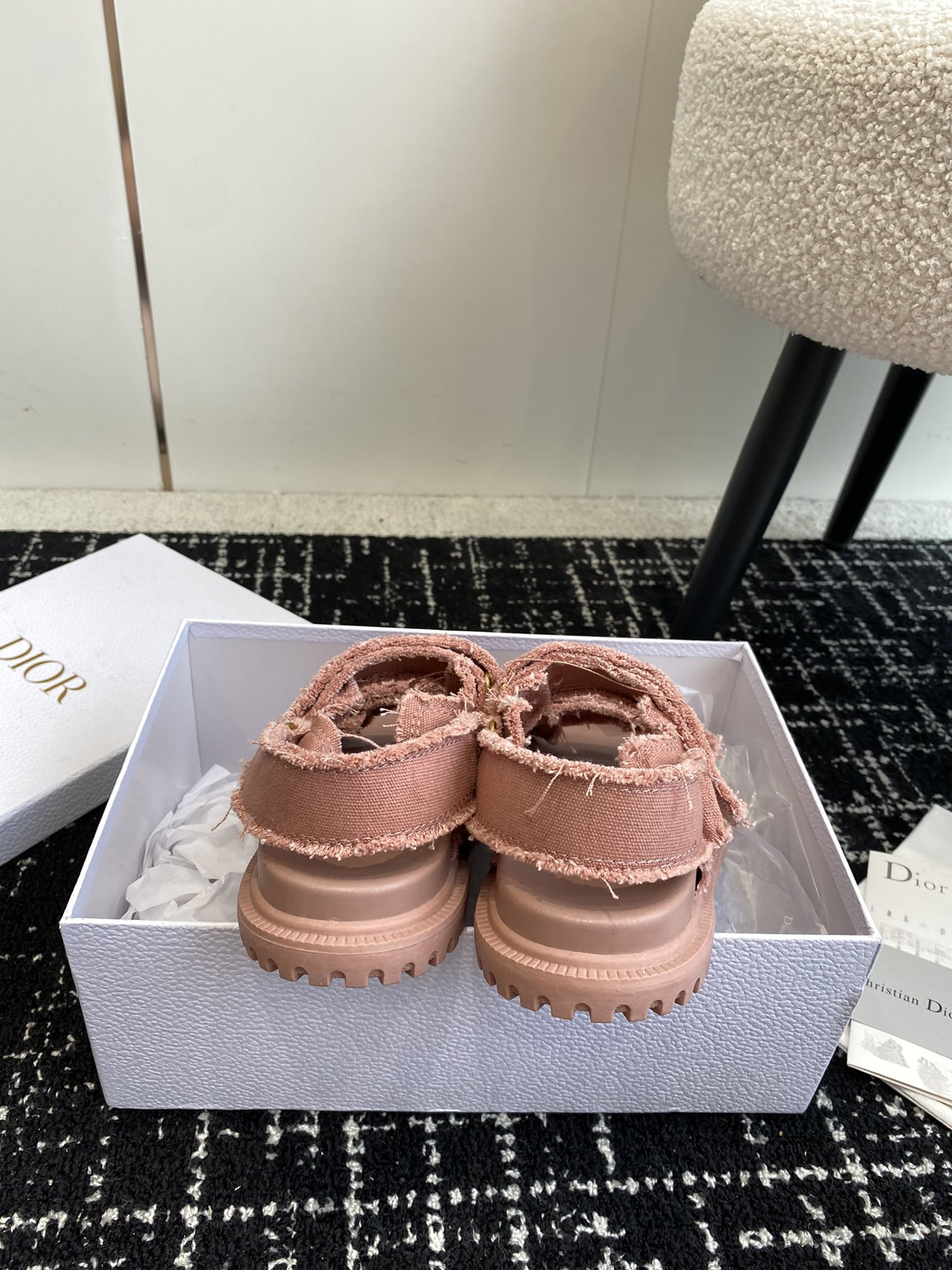 ua D*oract sandal