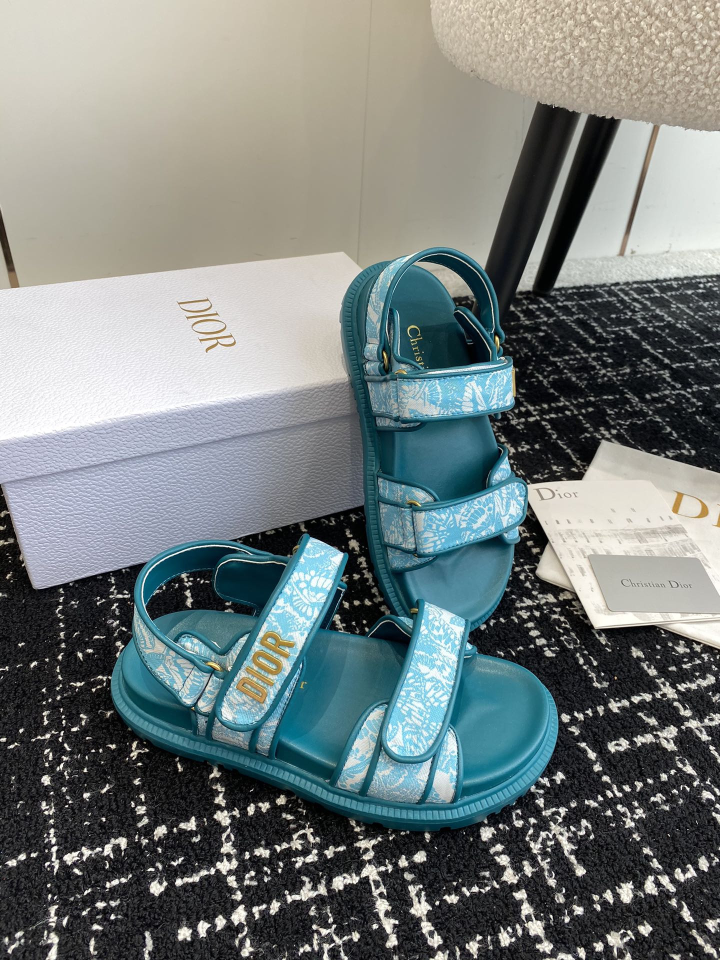ua D*oract sandal