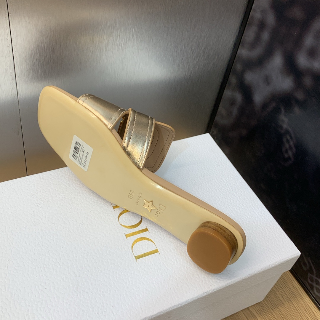 ua D*or 30 montaigne slide